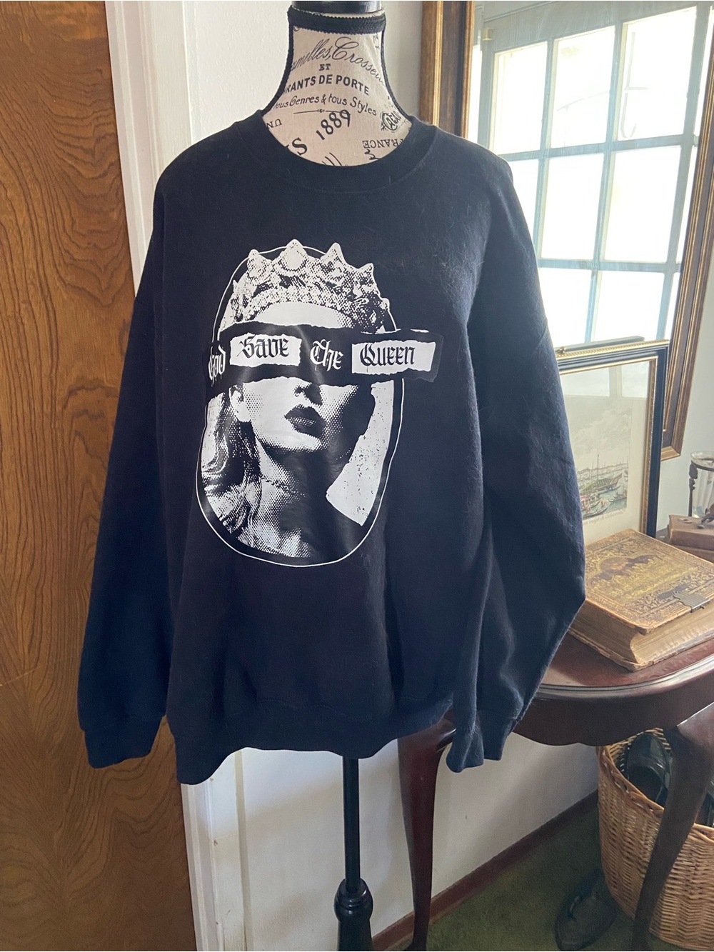 Taylor Swift black  'Save The Queen' Graphic Sweatshirt